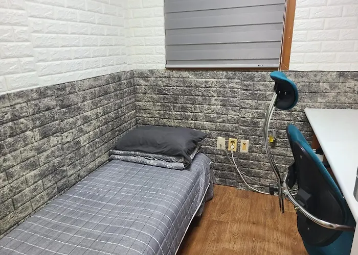 Male-only Single In Seoul, Quiet, Convenient Access To Anywhere In Seoul, Great View, Good Value, Shared Kitchen, Randomly Assigned Bed and breakfast Seúl