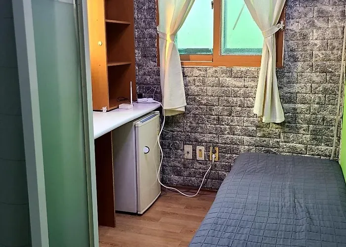 Male-only Single In Seoul, Quiet, Convenient Access To Anywhere In Seoul, Great View, Good Value, Shared Kitchen, Randomly Assigned Bed and breakfast Seúl