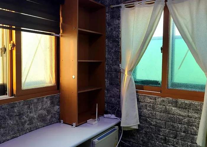 Male-only Single In Seoul, Quiet, Convenient Access To Anywhere In Seoul, Great View, Good Value, Shared Kitchen, Randomly Assigned Bed and breakfast *