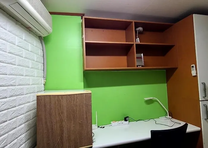 Male-only Single In Seoul, Quiet, Convenient Access To Anywhere In Seoul, Great View, Good Value, Shared Kitchen, Randomly Assigned Bed and breakfast