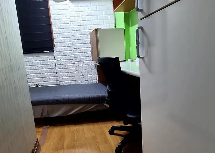 Male-only Single In Seoul, Quiet, Convenient Access To Anywhere In Seoul, Great View, Good Value, Shared Kitchen, Randomly Assigned Bed and breakfast Seúl