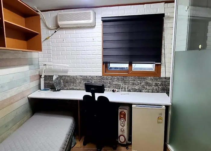 Male-only Single In Seoul, Quiet, Convenient Access To Anywhere In Seoul, Great View, Good Value, Shared Kitchen, Randomly Assigned Bed and breakfast *